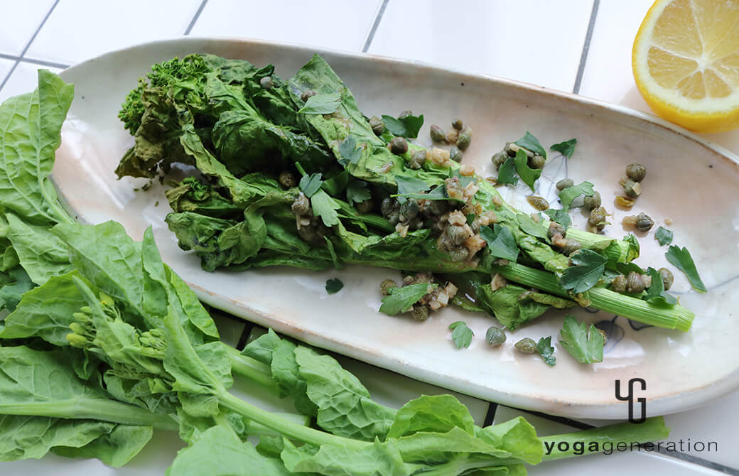 ピンクっぽいグレーの器に盛り付けた菜の花のグリル、アンチョビレモンソース