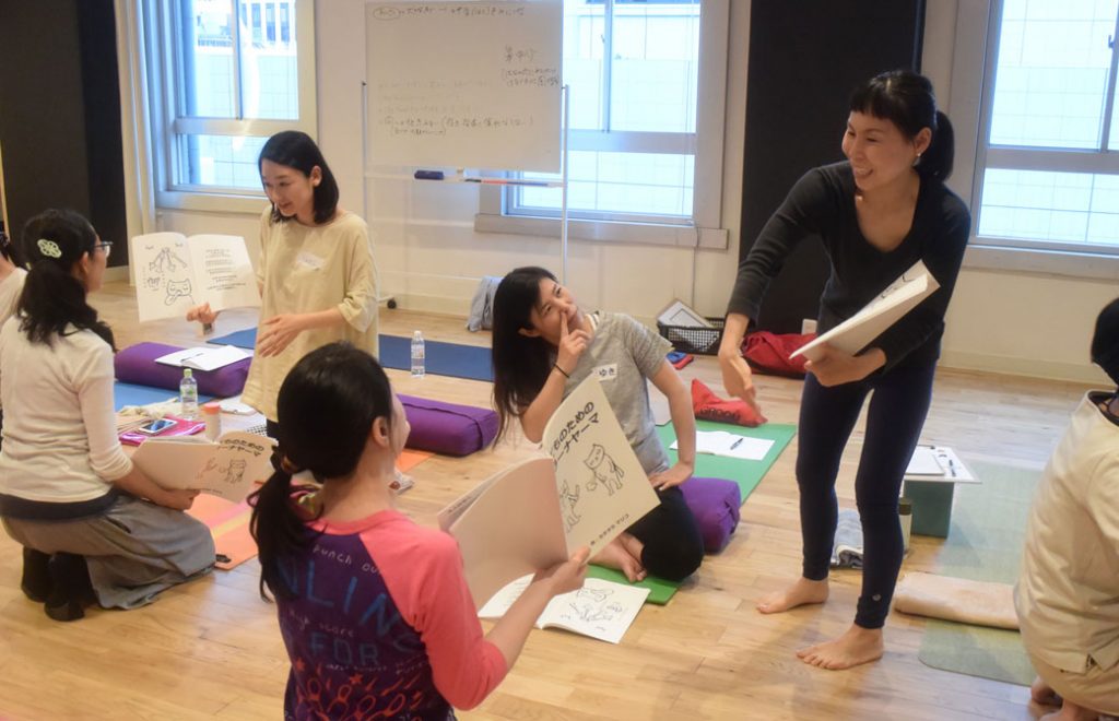 スタジオでのキッズヨガTTの模様