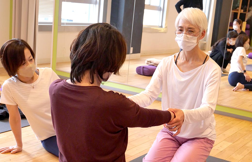 中井まゆみ先生のRYT200でペアワークをしている様子