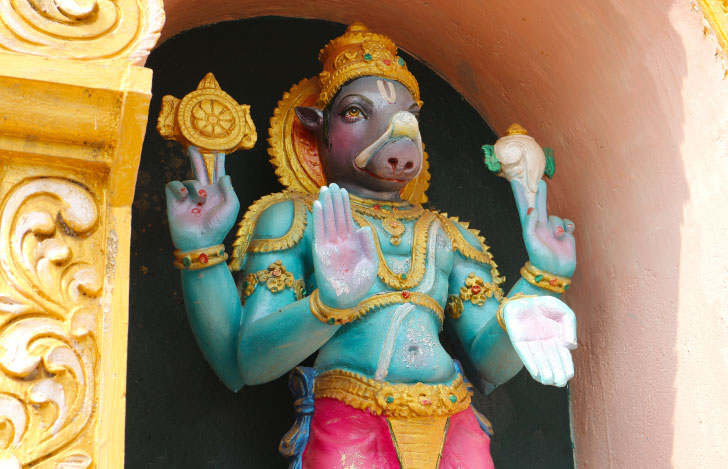 インドのヒンドゥー寺院にある猪の頭を持つVishnuのアバター像
