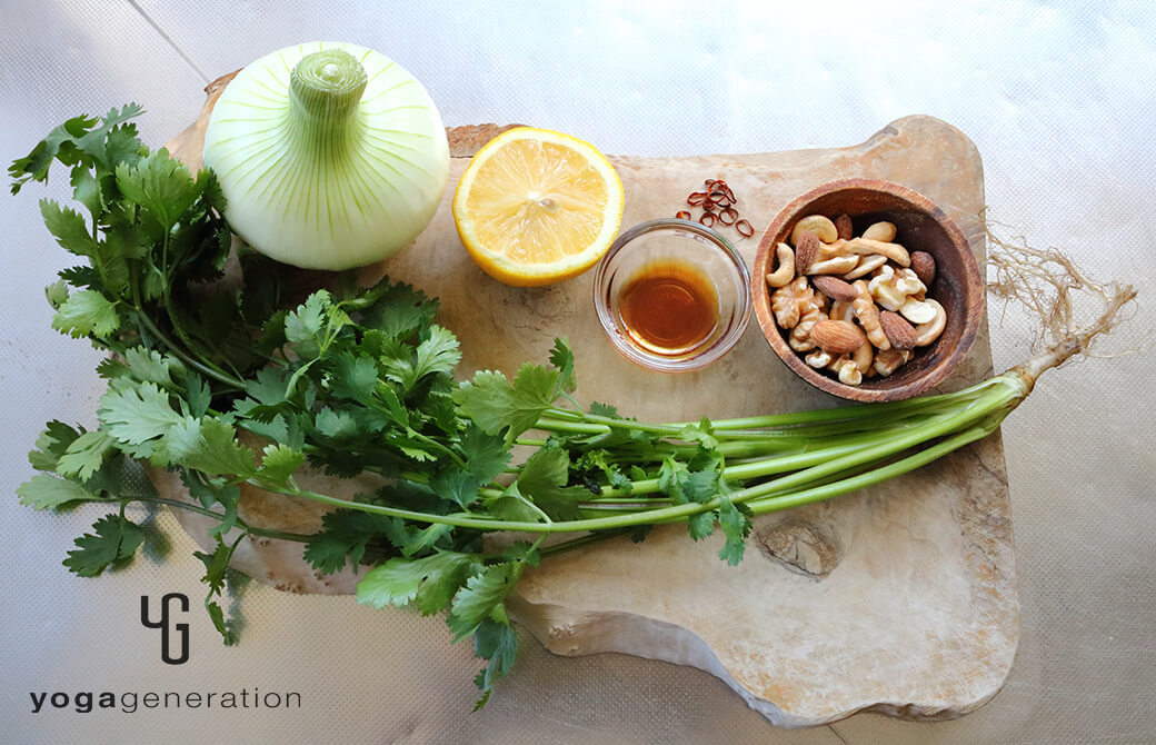 材料の新タマネギ、パクチー、ナッツなど