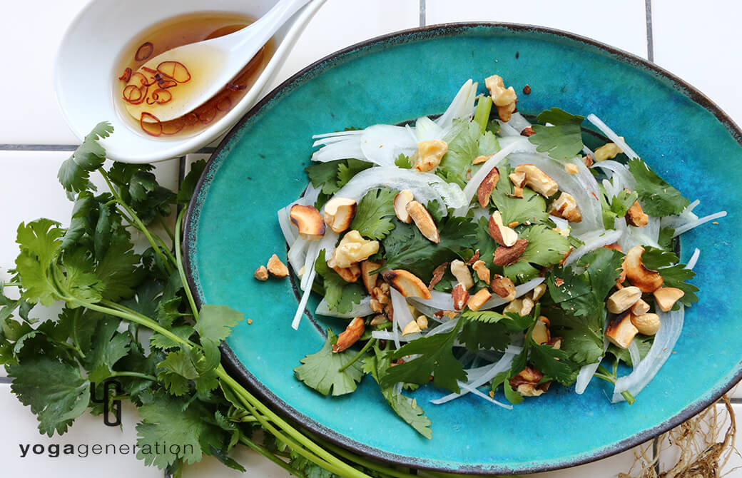 ターコイズのお皿に盛り付けた新タマネギとパクチーのアジアン・ナッツサラダ