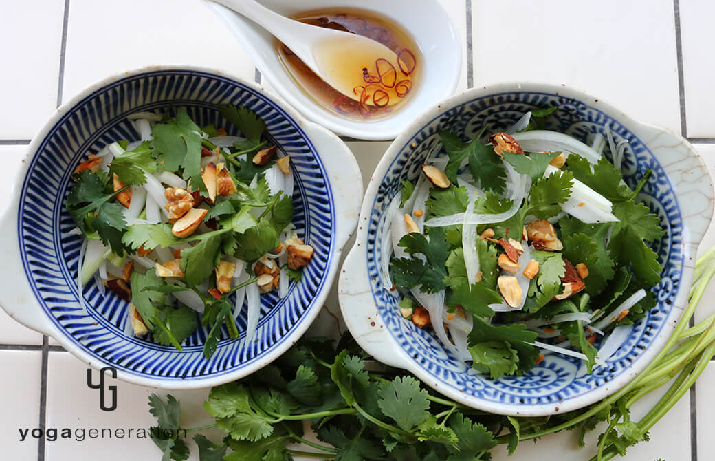 青い模様のお皿に盛り付けた新タマネギとパクチーのアジアン・ナッツサラダ