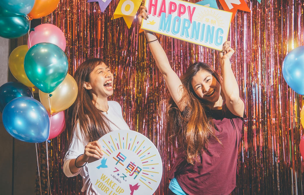 フォトスポットで写真を撮る女性