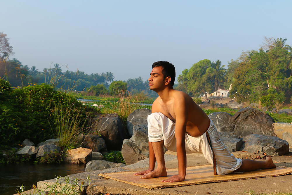 インドの若い男性がヨガをする様子