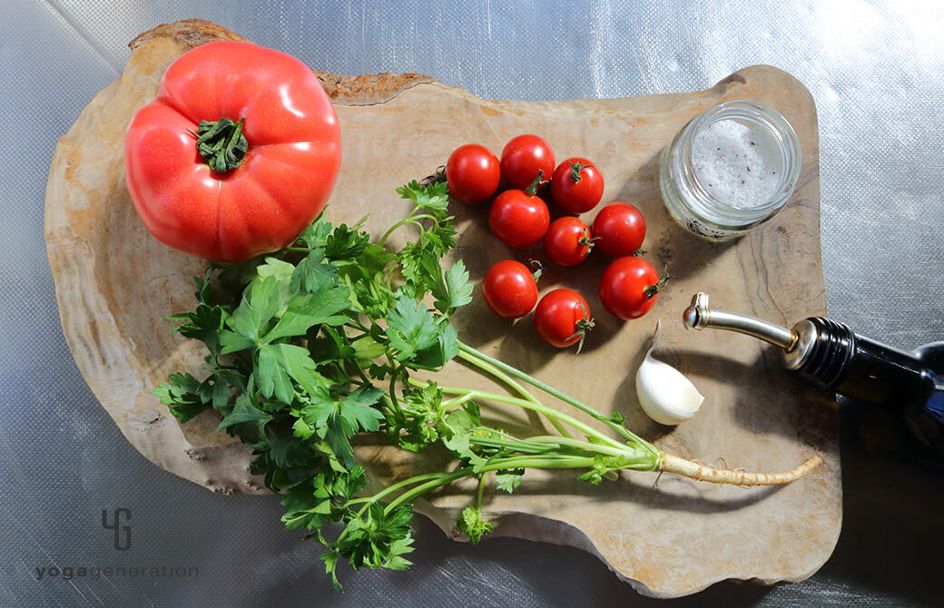 材料のトマトやニンニク、イタリアンパセリなど