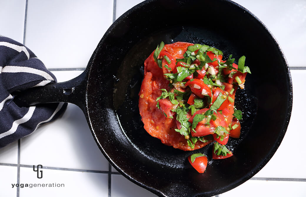 スキレットに盛りつけた焼きトマトのサラダ