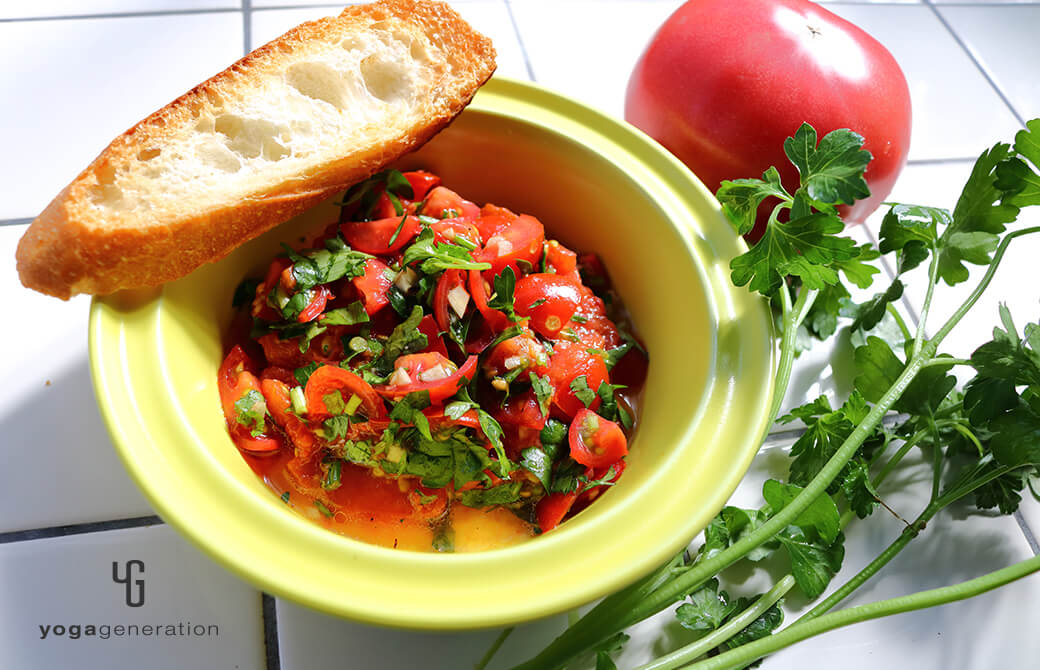 黄色のお皿に盛りつけた焼きトマトのサラダ