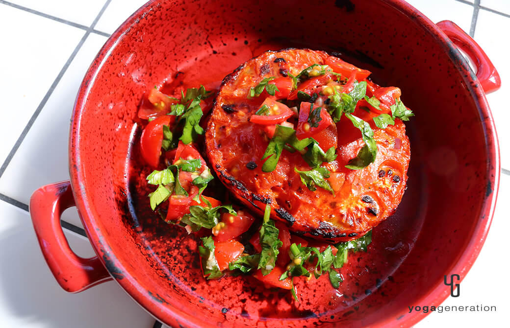 グリルで焼いた、焼きトマトのサラダ