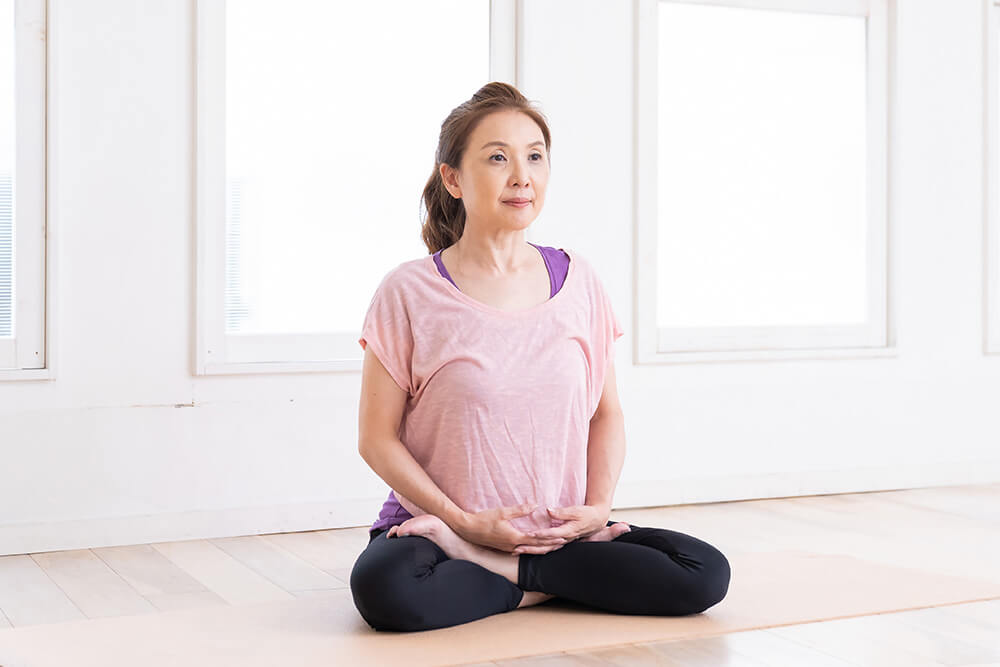 高齢者が瞑想をする様子