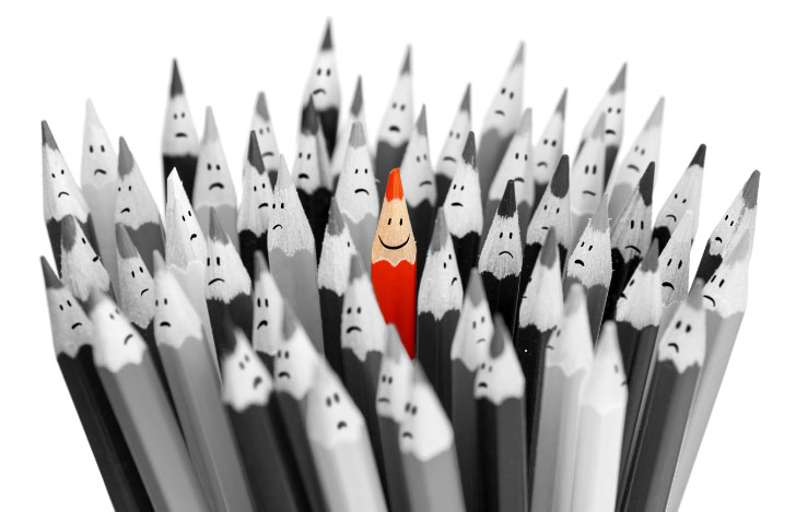 顔が描かれた灰色の鉛筆の中央にある顔が描かれた赤い色鉛筆