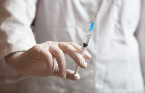 注射を持った医師