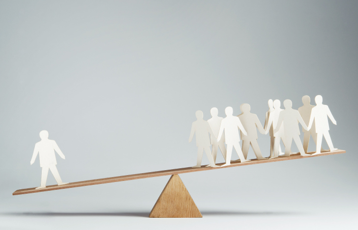 シーソーにのった人々