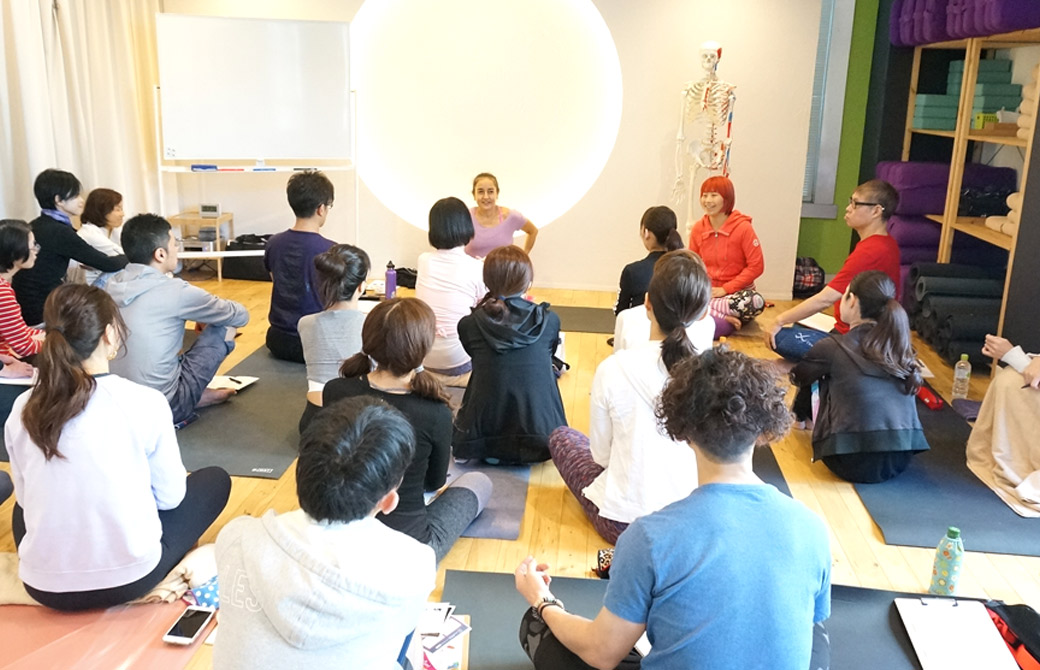 キャシーが講座をしている様子