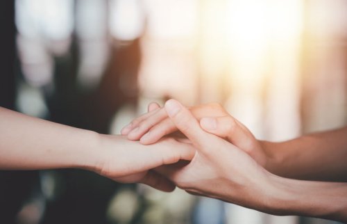 手を取り合う人