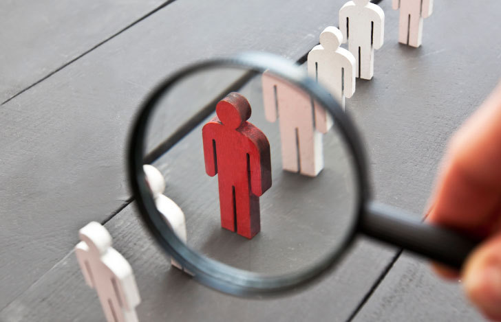 虫眼鏡で人をみている