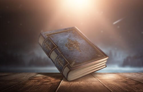 光に浮かび上がる分厚い本