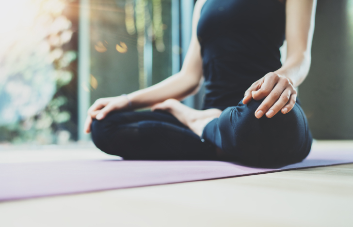 安楽座で座る女性の足元