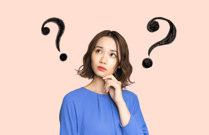 頭の上にはてながある女性