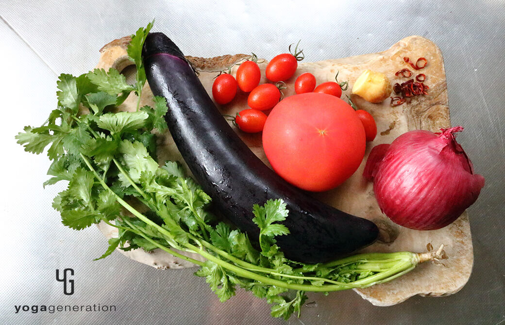 材料のナスやトマト、パクチーなど