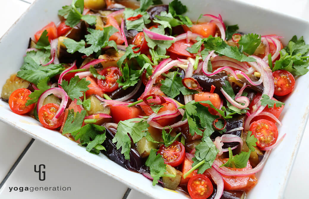 白い器に盛り付けたナスとトマトのアジアン南蛮漬け