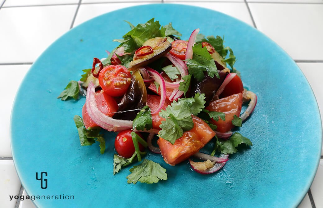 円形のターコイズブルーの器に盛り付けたナスとトマトのアジアン南蛮漬け