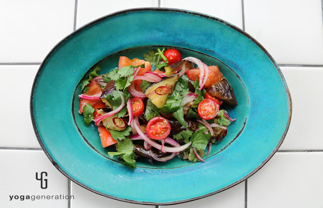 オーバル形のターコイズブルーの器に盛り付けたナスとトマトのアジアン南蛮漬け