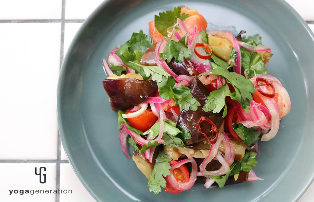 ターコイズグレーの器に盛り付けたナスとトマトのアジアン南蛮漬け