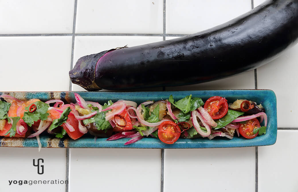 横長のターコイズブルーの器に盛り付けたナスとトマトのアジアン南蛮漬け