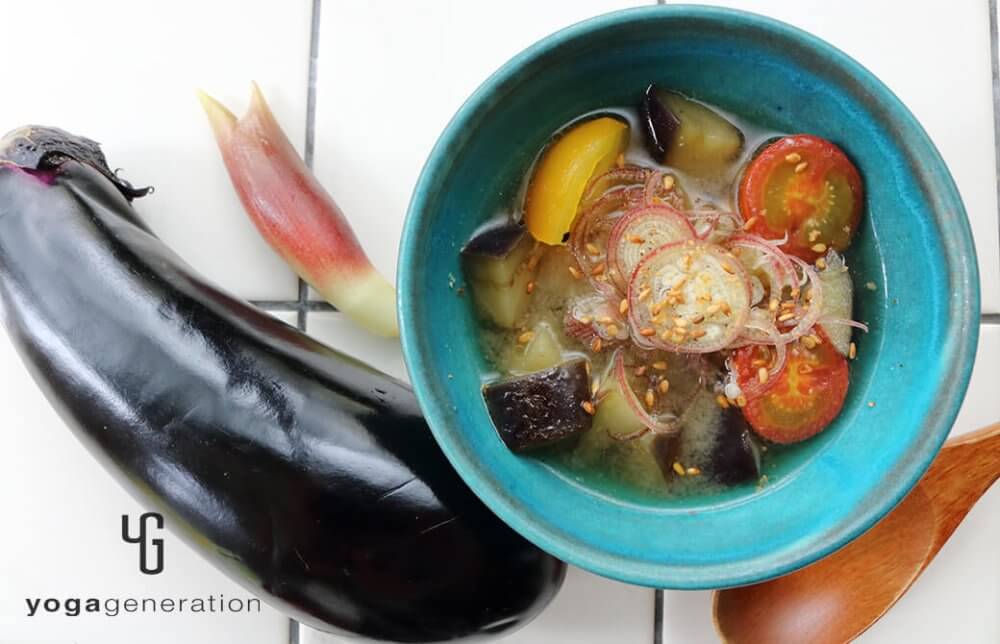 ゴマ油香る、ナスとトマトのお味噌汁