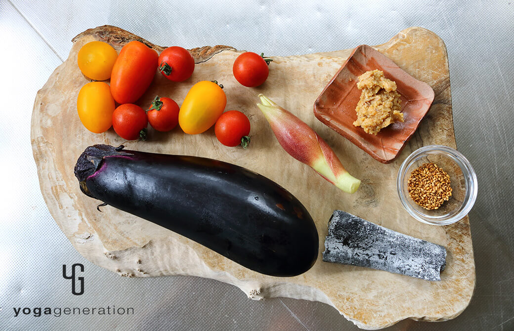 材料のナスやトマト、ミョウガなど