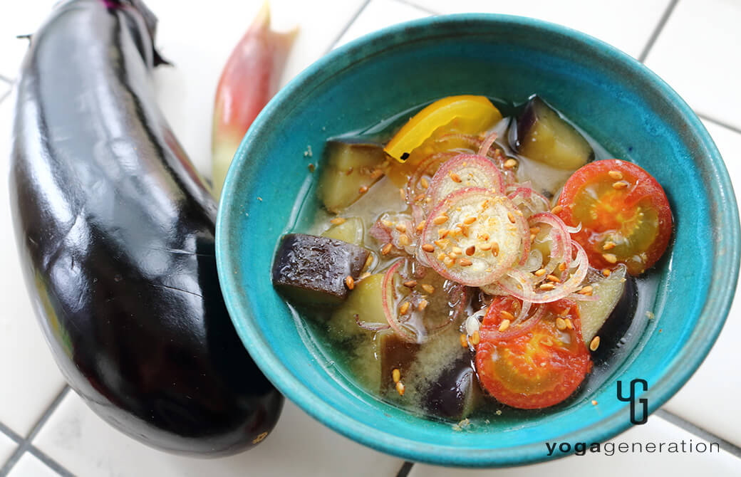 ターコイズの器に盛り付けたナスとトマトのお味噌汁