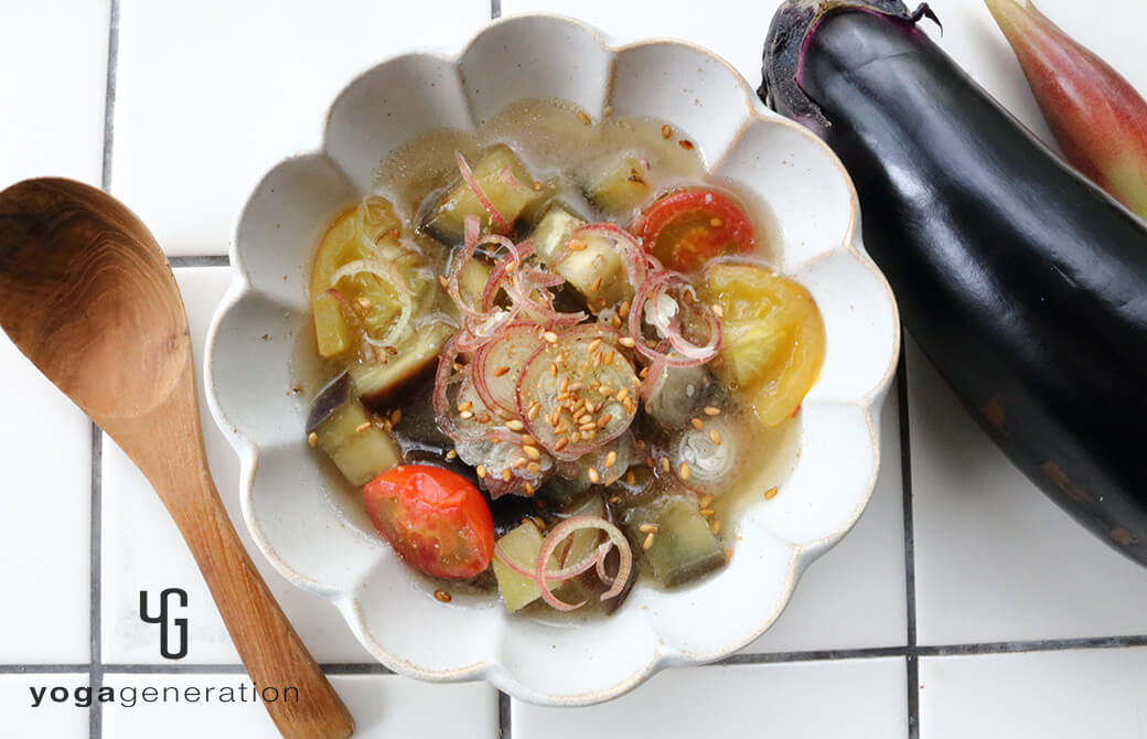 白い花形の器に盛り付けたナスとトマトのお味噌汁