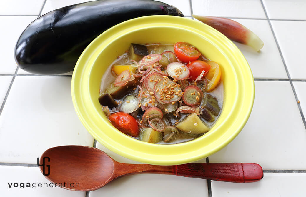 レモン色の器に盛り付けたナスとトマトのお味噌汁