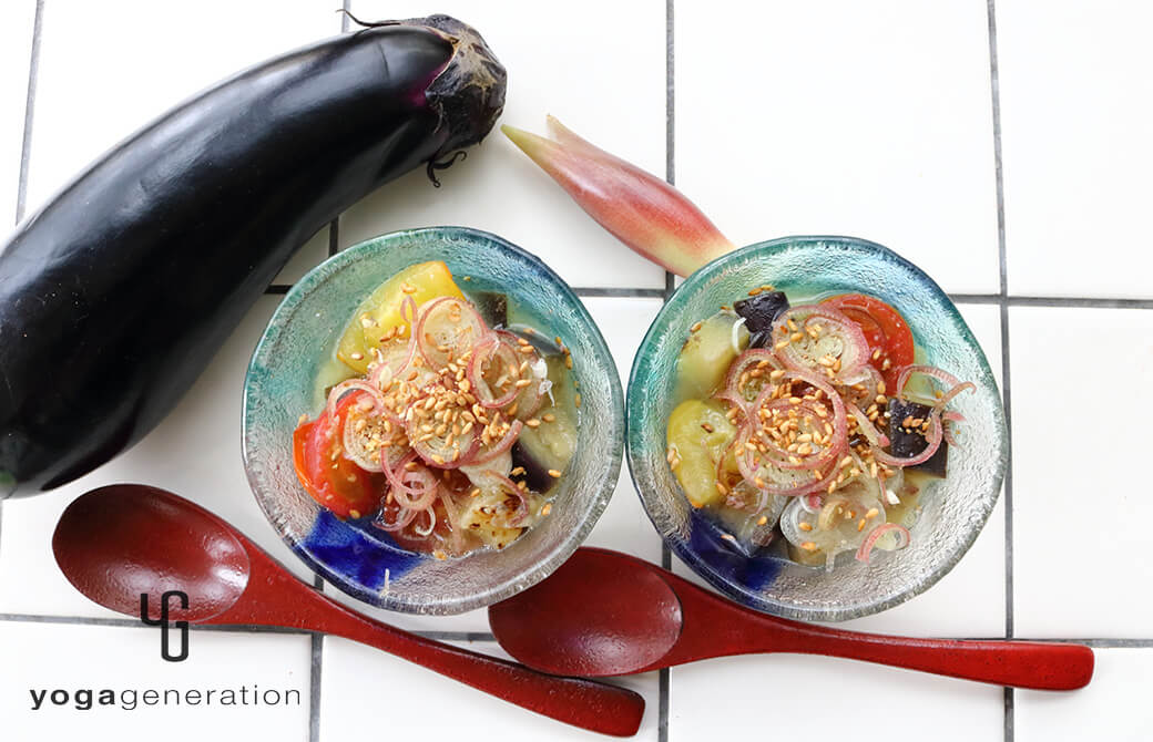 ガラスの器に盛り付けたナスとトマトのお味噌汁