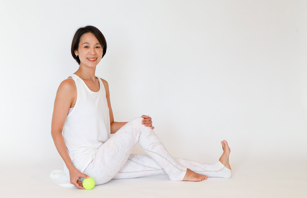 経絡に刺激を入れるテニスボールとMiwa先生