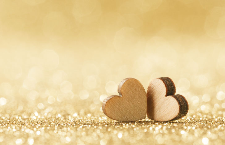 寄り添う木製の2つのハート