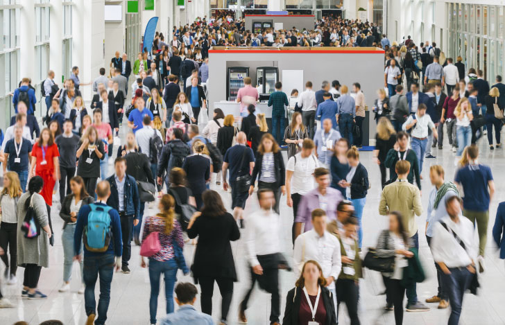 行き交う様々な人々