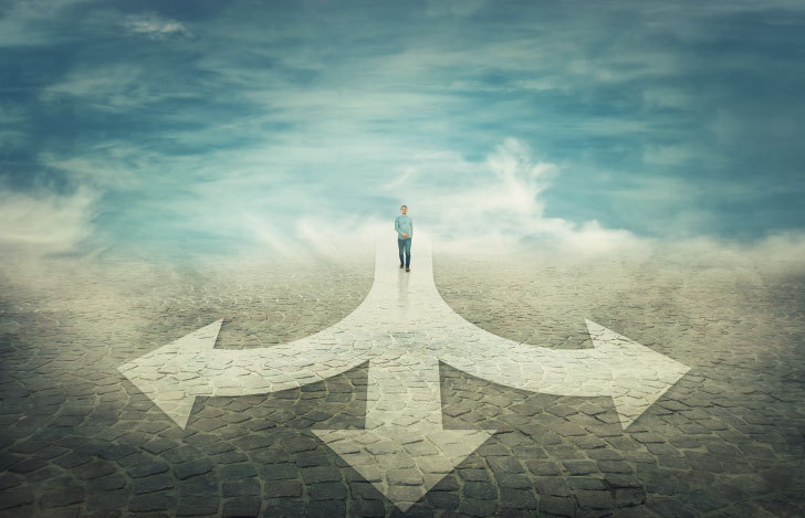 三叉路に分かれた道を選ぶ人