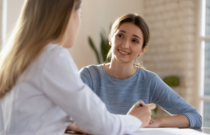 人の話を聞いてあげる女性