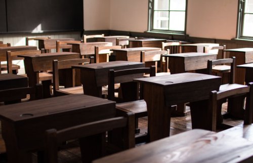 木の机が並んだ教室