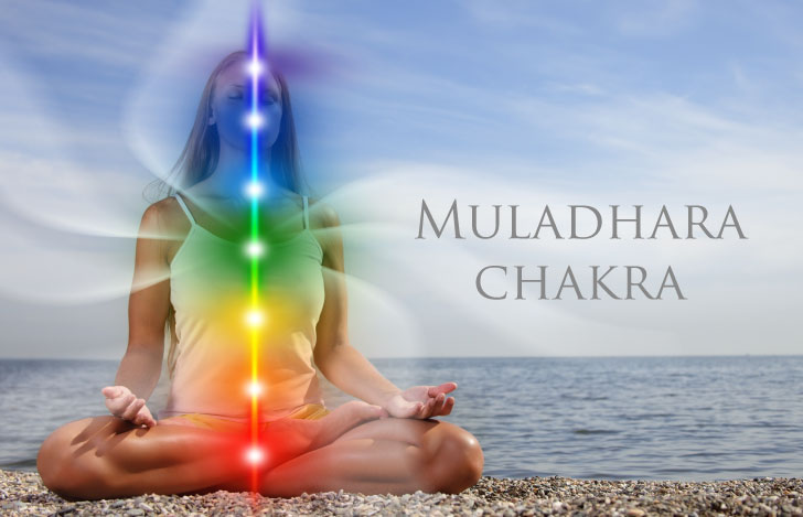 海を背景に瞑想する人とチャクラを表す光のダブルイメージ