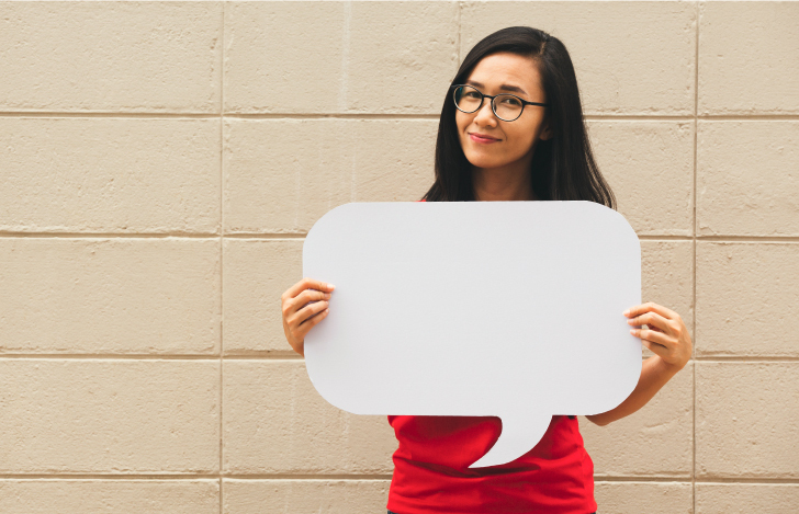 コメントを持っている女性