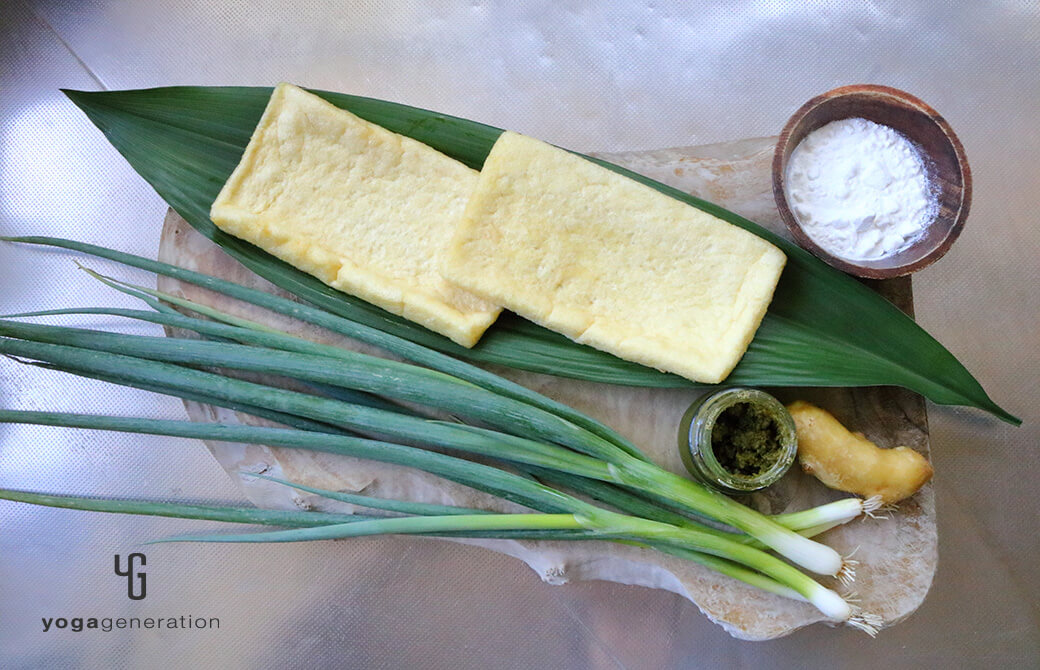 材料のお揚げやショウガ、細ネギなど