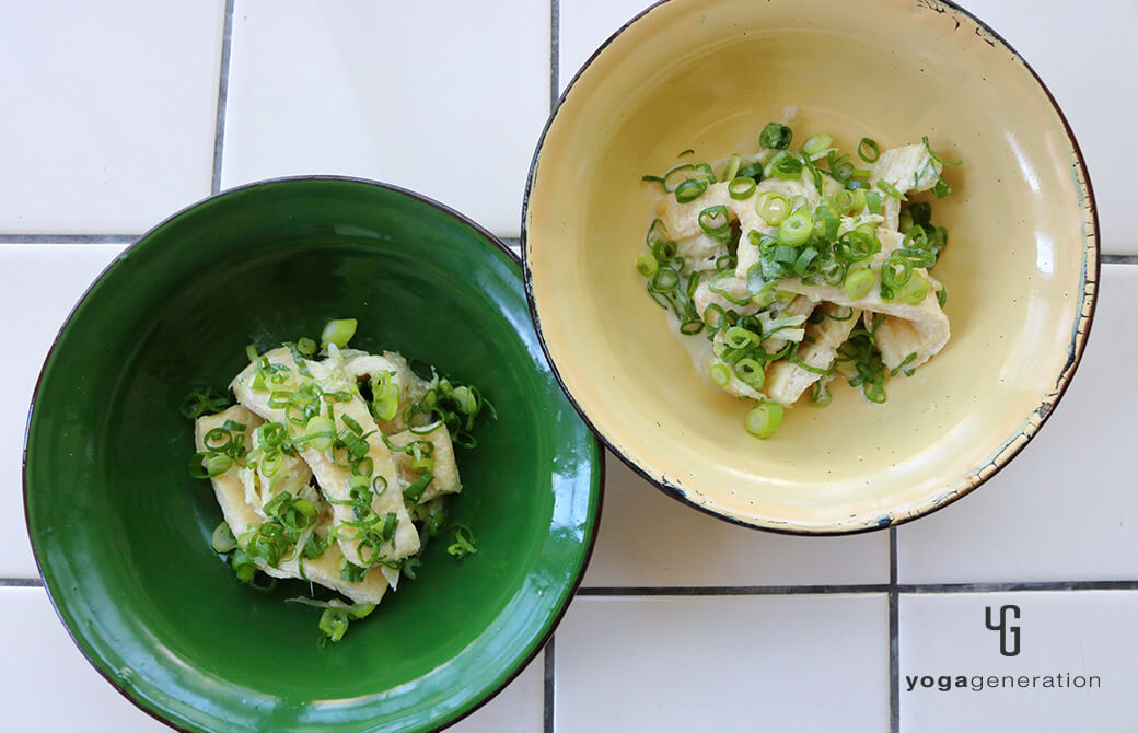 黄色と緑の器に盛り付けたお揚げさんの柚子胡椒ココナッツ煮