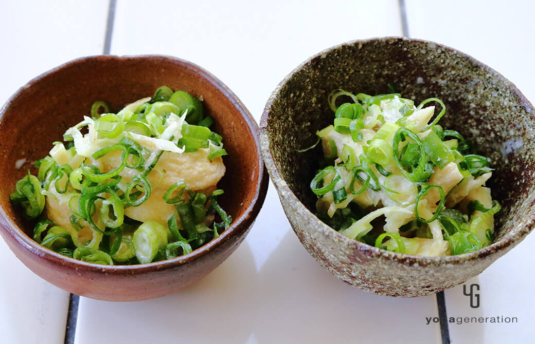 小鉢に盛り付けたお揚げさんの柚子胡椒ココナッツ煮