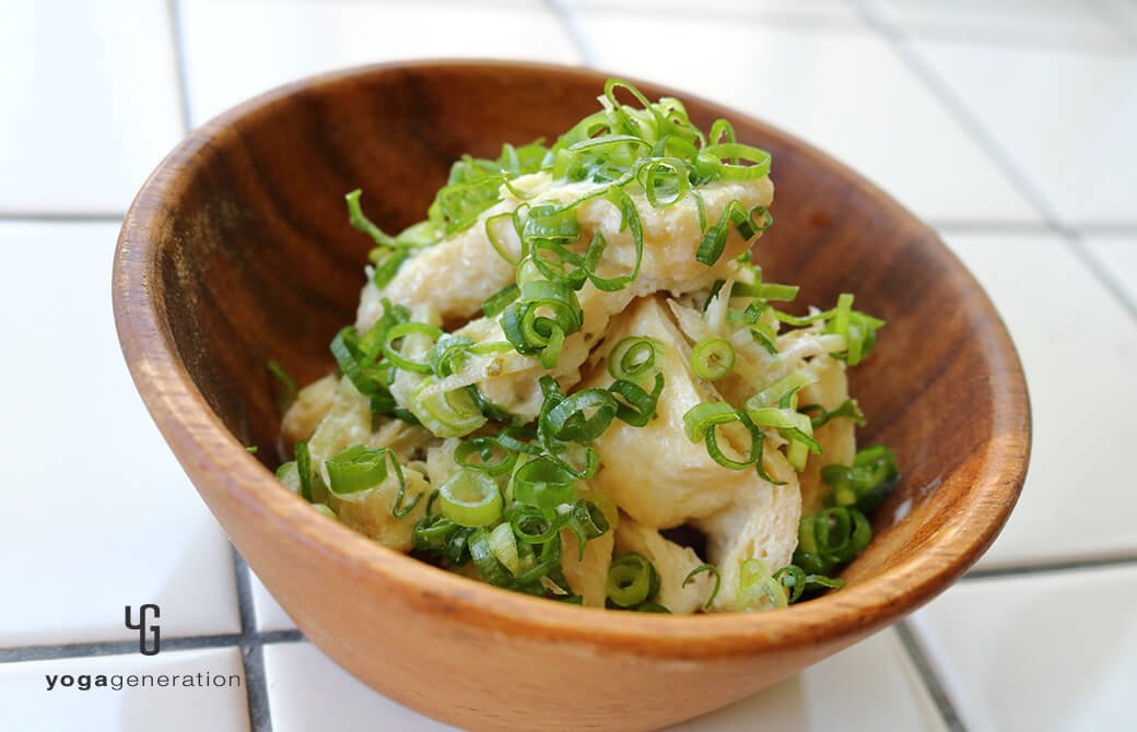 木の器に盛り付けたお揚げさんの柚子胡椒ココナッツ煮