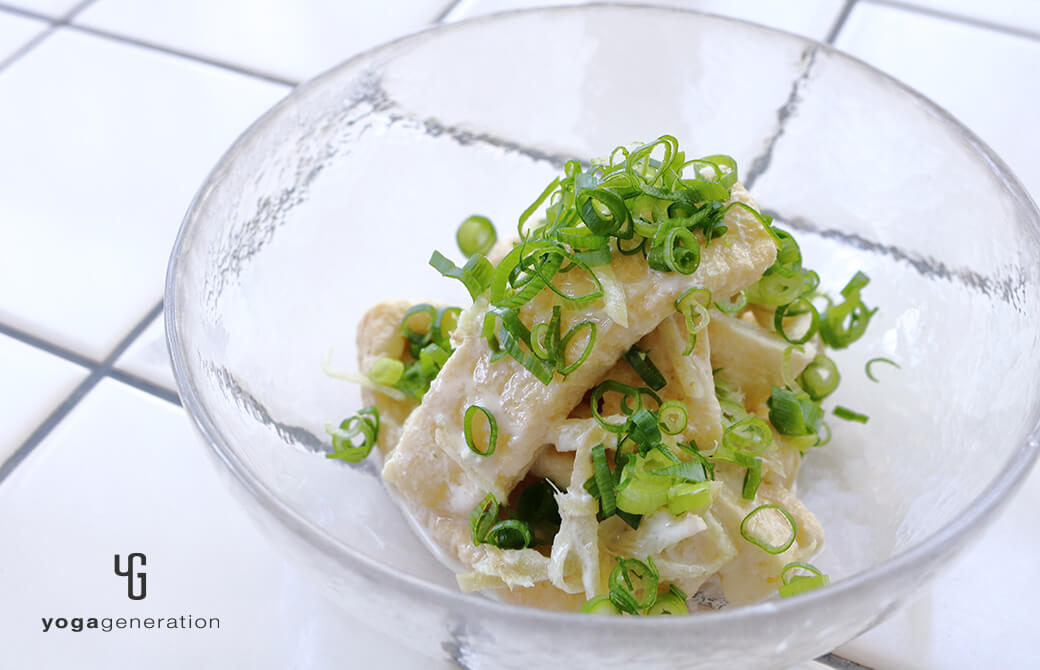 ガラスの器に盛り付けたお揚げさんの柚子胡椒ココナッツ煮