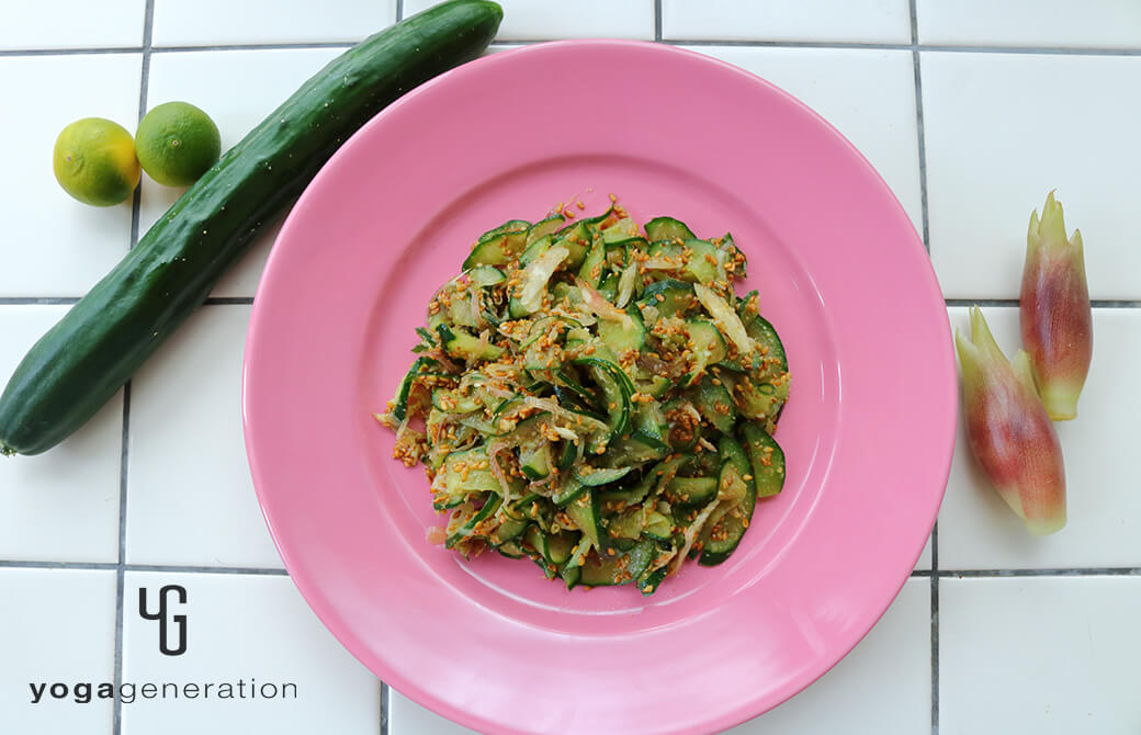 青みがかったピンク色のお皿に盛り付けたキュウリとミョウガのたっぷり金ゴマ柚子胡椒