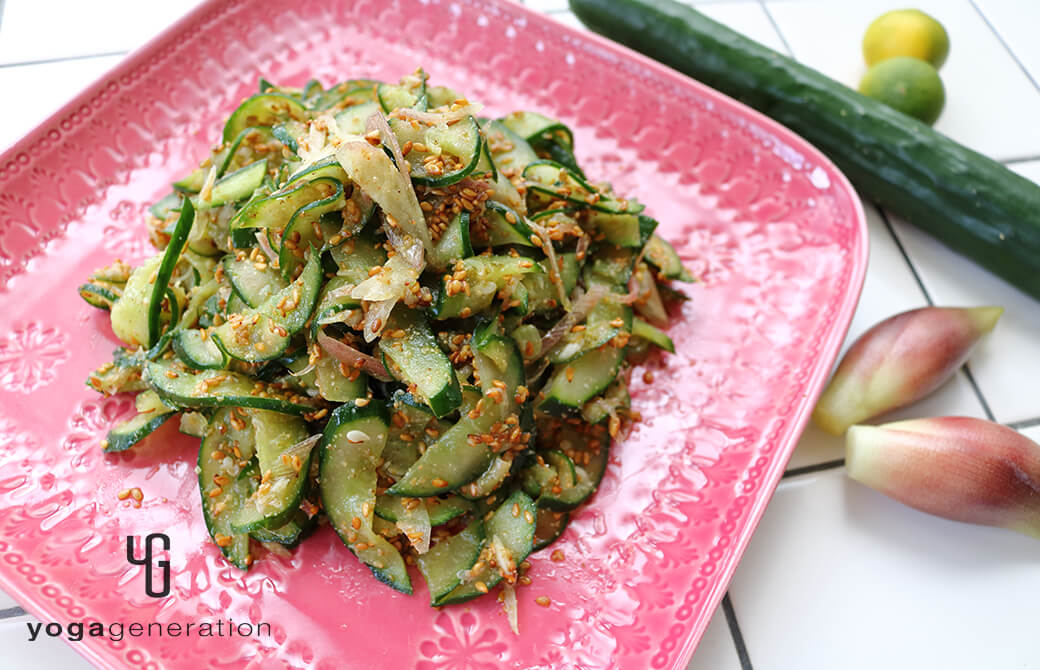 ピンク色の四角いお皿に盛り付けたキュウリとミョウガのたっぷり金ゴマ柚子胡椒